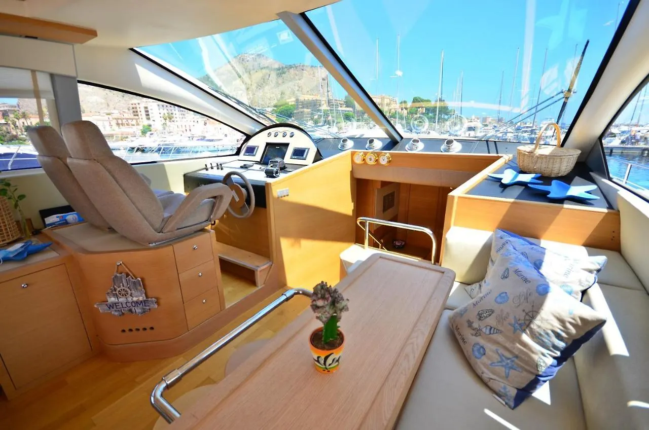 Hotel Layla Yacht Palermo 0*,